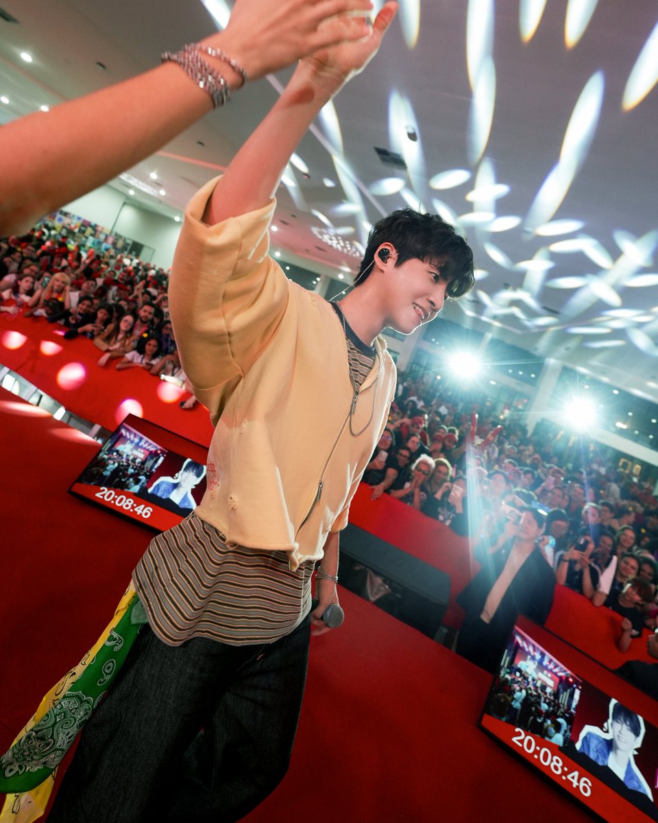ljuly1004's tweet photo. 이진혁, 첫 브라질부터 제대로 통했다!
‘Imagineland 2026’에서 브라질 팬들을 위해 준비한 신곡
처음 듣는 신곡에도 터진 떼창, 공연 후에는 3연속 앙코르 요청까지🔥
💿 ‘Noite Queima’ 10.04 RELEASE
💿 ‘Fuego’ 11.01 RELEASE
#이진혁 #LEEJINHYUK #NoiteQueima #Fuego #Imagineland2026 #Brazil https://t.co/UXD41f7IbY