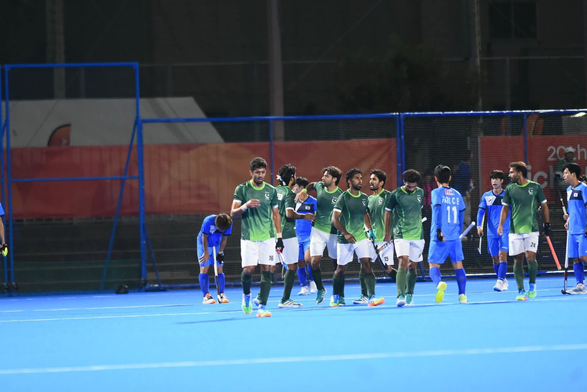 Saadisayz's tweet photo. 🚨🇵🇰 WHAT A COMEBACK! WHAT A WIN!

From 1–3 down to 5–3! 🤯🔥
Pakistan defeat South Korea to win the Asian Games men’s hockey bronze medal! 🥉

⚽ Sufyan Khan
⚽ Abdul Rehman
⚽ Rana Waheed x2
⚽ Hannan Shahid
A stunning fightback by the Green Shirts! 🇵🇰🏑

#Pakistan #AsianGames https://t.co/ir8SQrBqWD