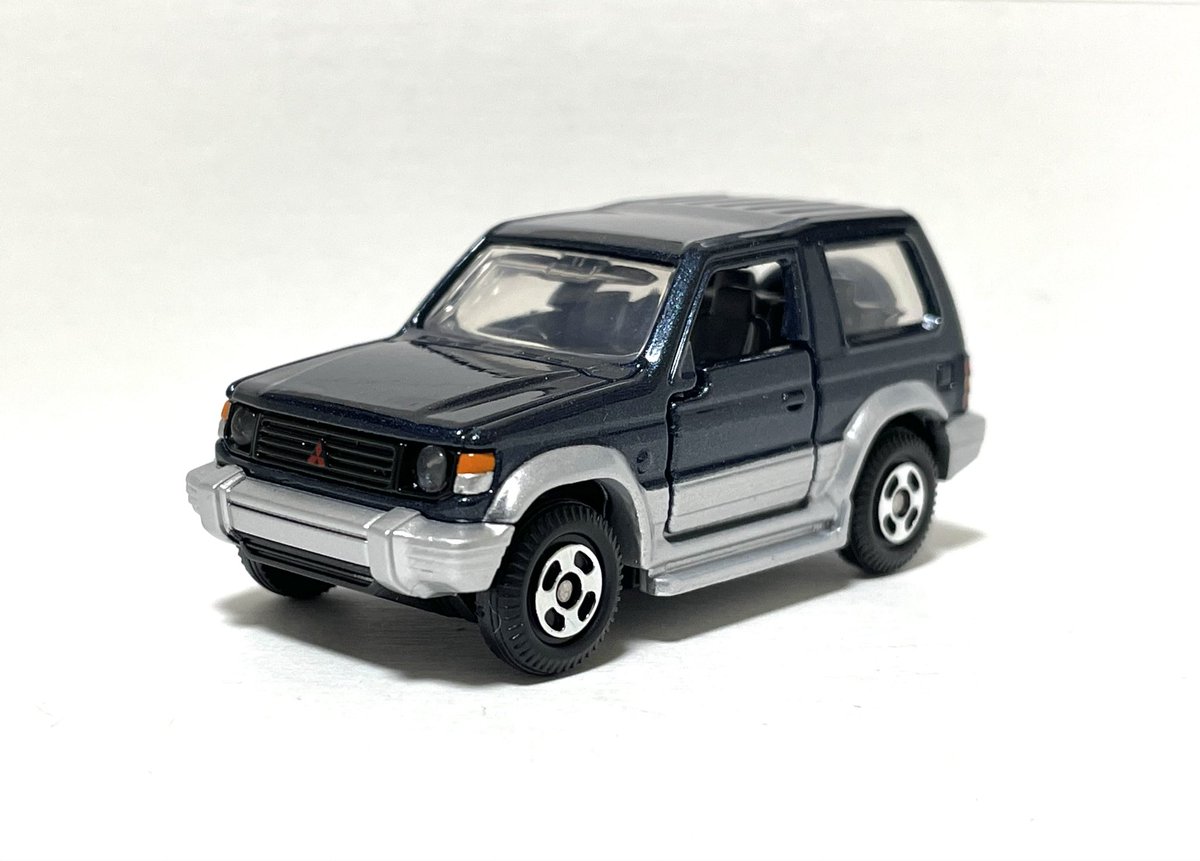 Rice_Blue2000's tweet photo. トミカ REBORNシリーズの
三菱 パジェロ メタルトップ

塗装も綺麗でヘッドライトはクリアパーツ、ドア開閉します。

#ミニカー 
#トミカ https://t.co/sCZc7isjJh