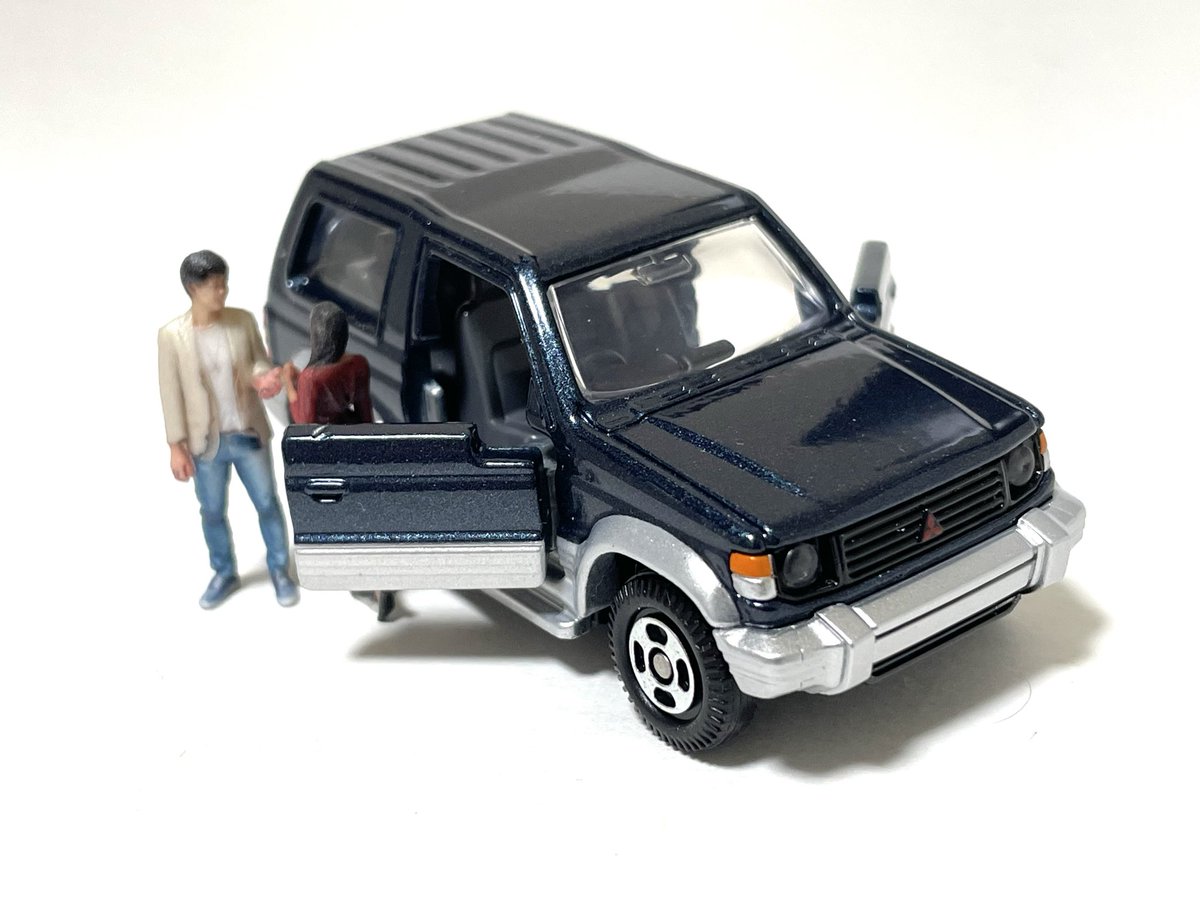 Rice_Blue2000's tweet photo. トミカ REBORNシリーズの
三菱 パジェロ メタルトップ

塗装も綺麗でヘッドライトはクリアパーツ、ドア開閉します。

#ミニカー 
#トミカ https://t.co/sCZc7isjJh