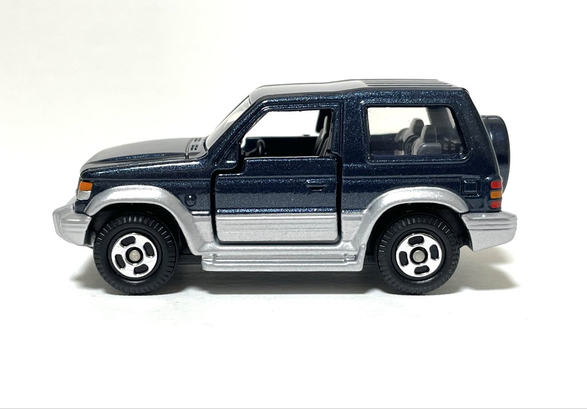 Rice_Blue2000's tweet photo. トミカ REBORNシリーズの
三菱 パジェロ メタルトップ

塗装も綺麗でヘッドライトはクリアパーツ、ドア開閉します。

#ミニカー 
#トミカ https://t.co/sCZc7isjJh