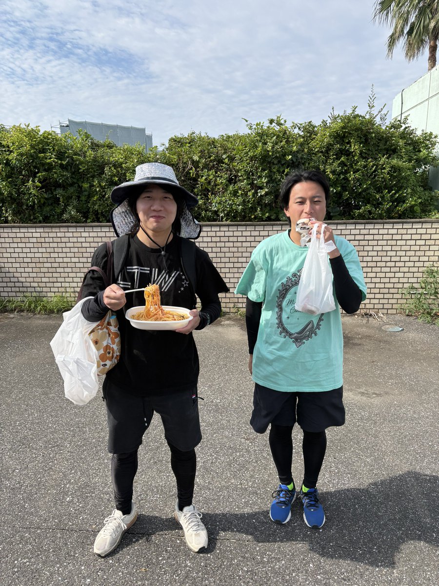 dadadada_nico's tweet photo. クロフェス、今日から食べ物持ち込み禁止になったから入場ゲート前でご飯食べることになった https://t.co/tBxbQvj3FH