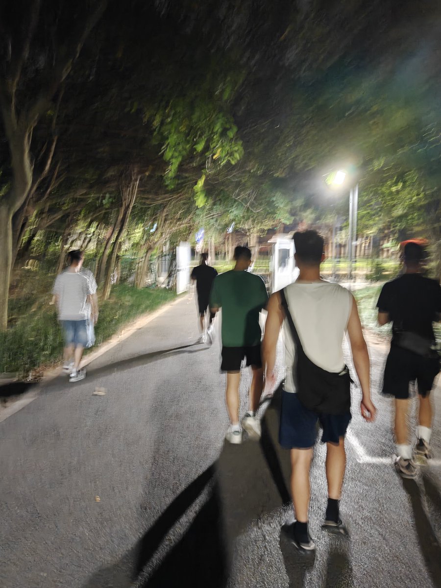xukuncaicaiz's tweet photo. 南宁的通讯录都去哪了？五象湖这几天人非常多，跟过了年似的，外面电动车都能停两排。
0:00-04:00都不缺人 ，大多在贺州园，南宁园，柳州园。主页有地图自己翻��� 
#南宁据点 #gay #天体 #学弟 https://t.co/1ryH5GUC7q