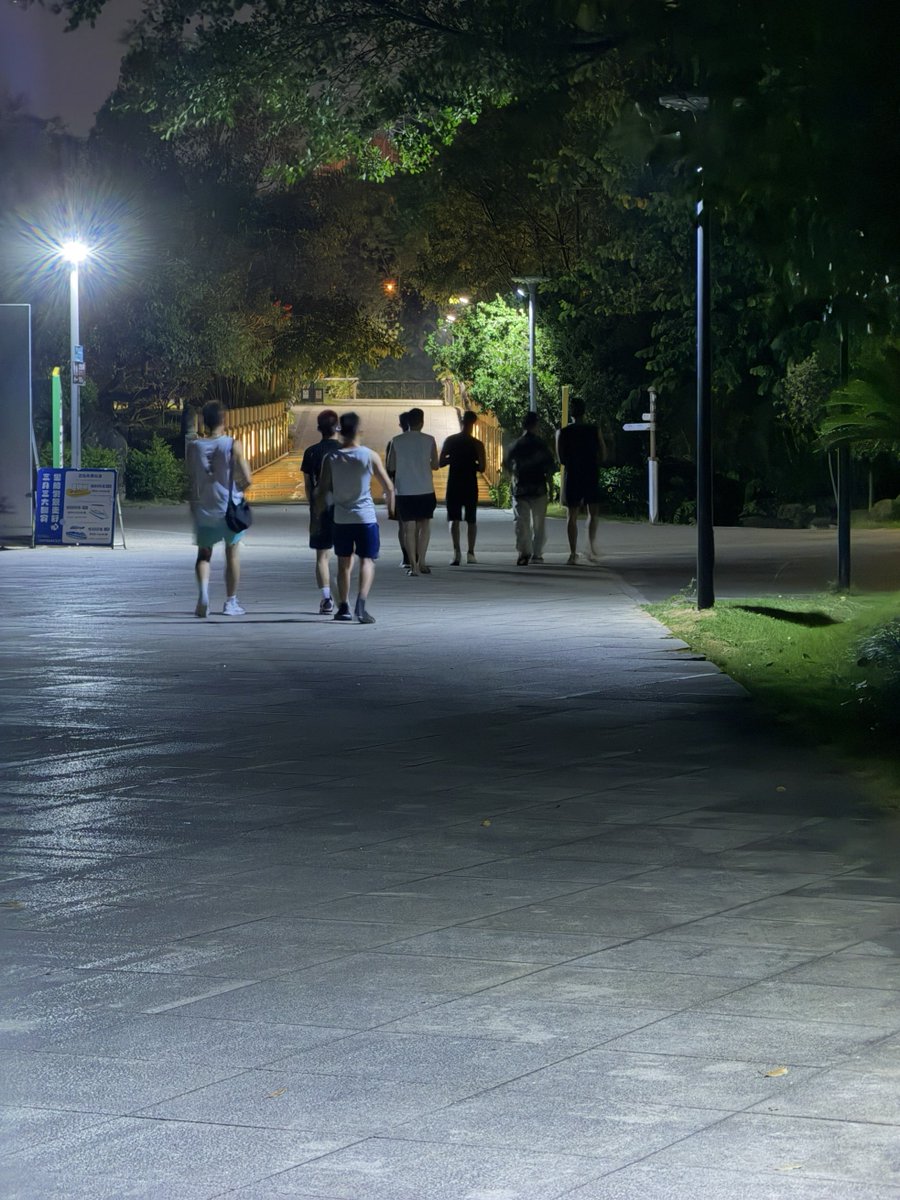 xukuncaicaiz's tweet photo. 南宁的通讯录都去哪了？五象湖这几天人非常多，跟过了年似的，外面电动车都能停两排。
0:00-04:00都不缺人 ，大多在贺州园，南宁园，柳州园。主页有地图自己翻��� 
#南宁据点 #gay #天体 #学弟 https://t.co/1ryH5GUC7q