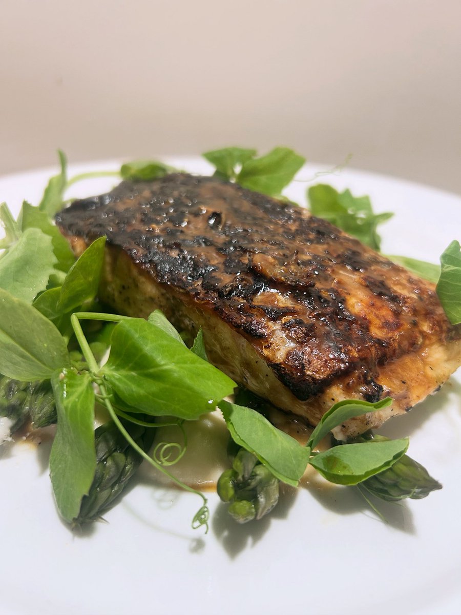 gomichild's tweet photo. Miso Barramundi, Asparagus, White Bean Purรฉe, Pea Tendrils
#food #foodporn #dinner https://t.co/SlZeeXw2R2