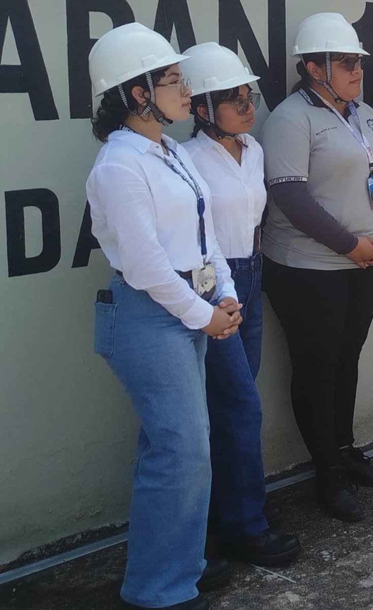 acayucansuit's tweet photo. Ayer sugeidy estuvo en catemaco de excursión con su grupo de la universidad, y uno de los que fue a esa excursión pudo grabarla y morbosearla.
próximamente ella andará por Querétaro.
Comenten que harian ustedes si la llegaran a ver.
#putita #morbo #exhibida https://t.co/VDvCofEBMK