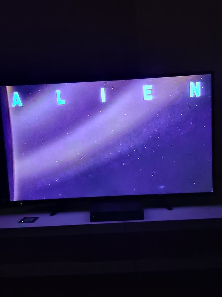 creatureftre__'s tweet photo. someone told me its kinda fuckwd up thks shit I'd my comforr movie bUt like mann.:... ellen ripley you kokw? baddass creacher you mnow? https://t.co/Z14JhSPSWX