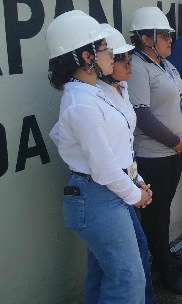 acayucansuit's tweet photo. Ayer sugeidy estuvo en catemaco de excursión con su grupo de la universidad, y uno de los que fue a esa excursión pudo grabarla y morbosearla.
próximamente ella andará por Querétaro.
Comenten que harian ustedes si la llegaran a ver.
#putita #morbo #exhibida https://t.co/VDvCofEBMK