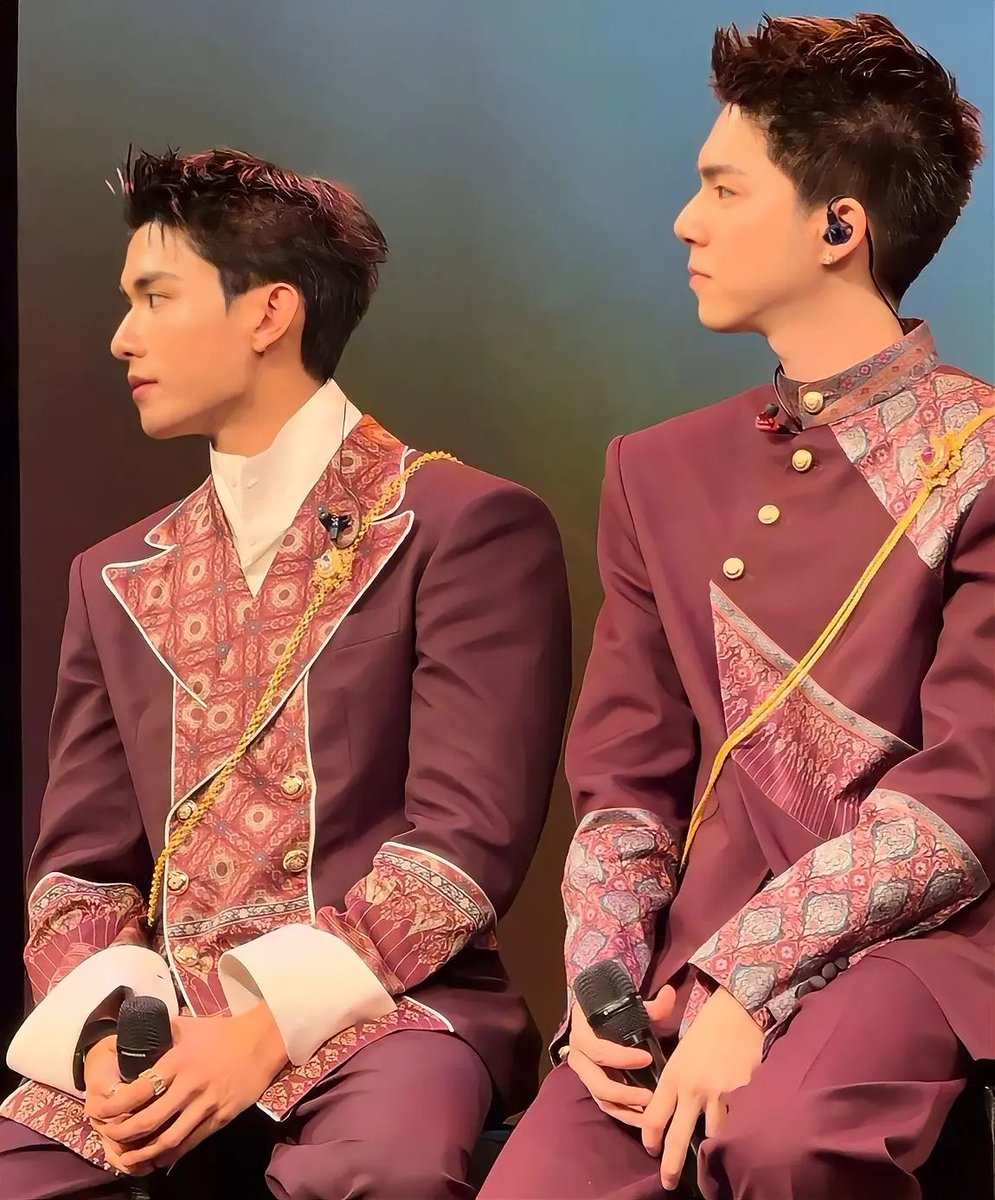 Linlin_Zhy's tweet photo. This haircut makes them look manly,, truly very handsome😖

LOVE UPON A TIME IN BERLIN
#NetJJ_FMinBerlin https://t.co/nt7UbhcOIs