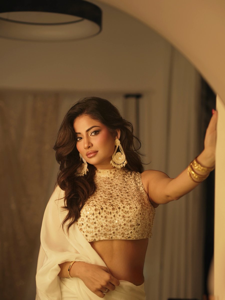 GlamQueensHQ's tweet photo. 🤍✨ Priya Shukla radiating pure elegance in this stunning ivory saree! 💫
#PriyaShukla #GlamQueens #IvorySaree #SareeStyle #SareeLook #IndianBeauty #IndianFashion #DesiGlam #EthnicWear #SareeLove #Elegant #Glamour #Stunning #FashionDiaries #TraditionalElegance https://t.co/KGf7SBDHWx