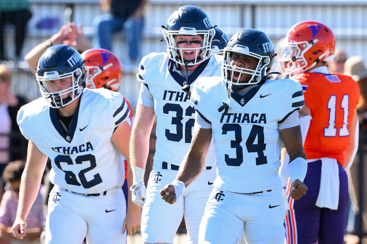 Firstteamphoto's tweet photo. GREAT road W for @IthacaBomberFB today against a very talented @HobartFootball team

📷: Me for @BomberSports 

#OneBeat I #GoBombers https://t.co/rFjOGyoVi9