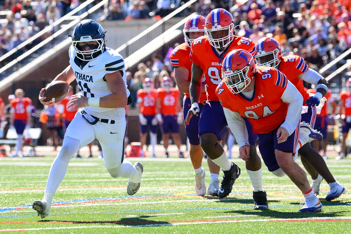 Firstteamphoto's tweet photo. GREAT road W for @IthacaBomberFB today against a very talented @HobartFootball team

📷: Me for @BomberSports 

#OneBeat I #GoBombers https://t.co/rFjOGyoVi9