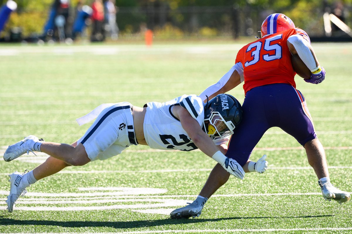 Firstteamphoto's tweet photo. GREAT road W for @IthacaBomberFB today against a very talented @HobartFootball team

📷: Me for @BomberSports 

#OneBeat I #GoBombers https://t.co/rFjOGyoVi9
