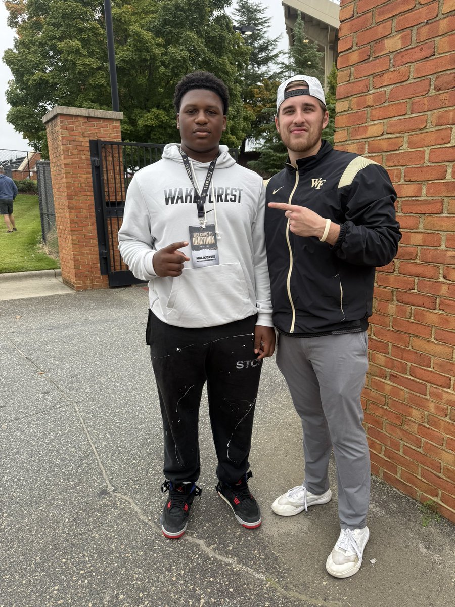 MalikDavis9_'s tweet photo. Had a great time at Wake Forest! Big thanks to @tbarragan5 for inviting me out and allowing me to experience the program firsthand, loved the atmosphere and energy. #GoDeacs🎩 #PPO3 @CoachK2x4 @KyleThornton52 @CoachDickert @ScottieHazelton @Wake_On3 https://t.co/9pbSrax88A
