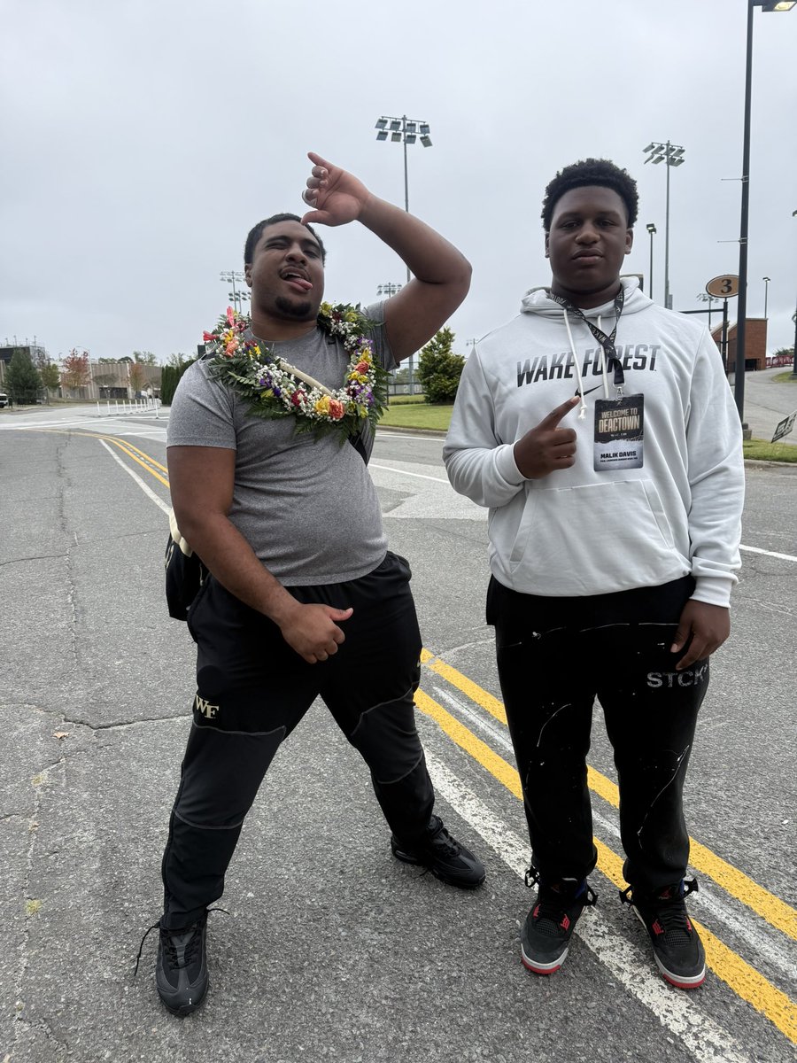 MalikDavis9_'s tweet photo. Had a great time at Wake Forest! Big thanks to @tbarragan5 for inviting me out and allowing me to experience the program firsthand, loved the atmosphere and energy. #GoDeacs🎩 #PPO3 @CoachK2x4 @KyleThornton52 @CoachDickert @ScottieHazelton @Wake_On3 https://t.co/9pbSrax88A