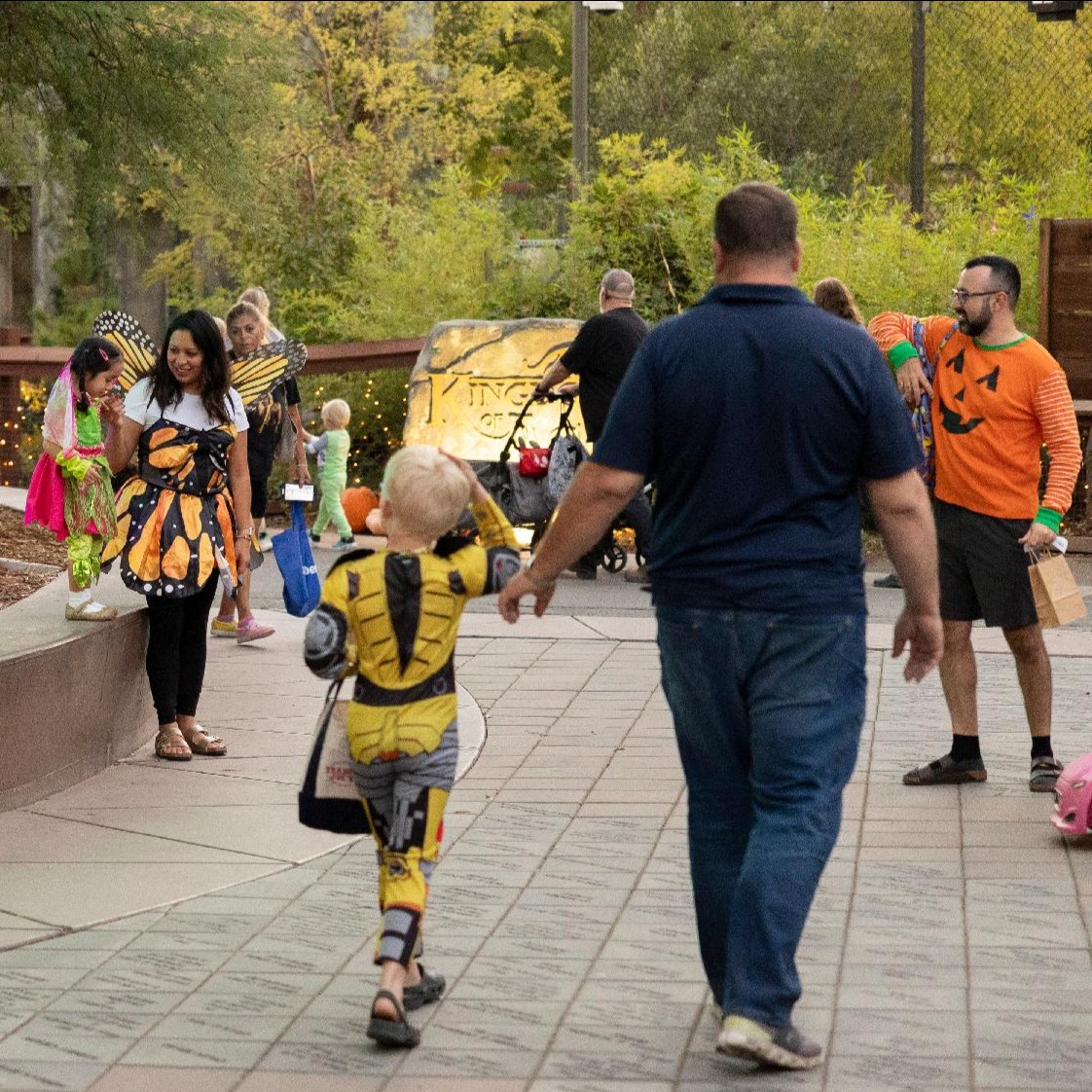 FresnoZoo's tweet photo. Looking for some family fun this Halloween season? Join us for ZooBoo! Dress up in your best costume, trick-or-treat across the Zoo &amp; more! Get tickets at https://t.co/unJY12kWl1

Thank you to our sponsors @Swinerton, United Local Credit Union, and Collins Electrical Company Inc. https://t.co/aqoXDgFOPK