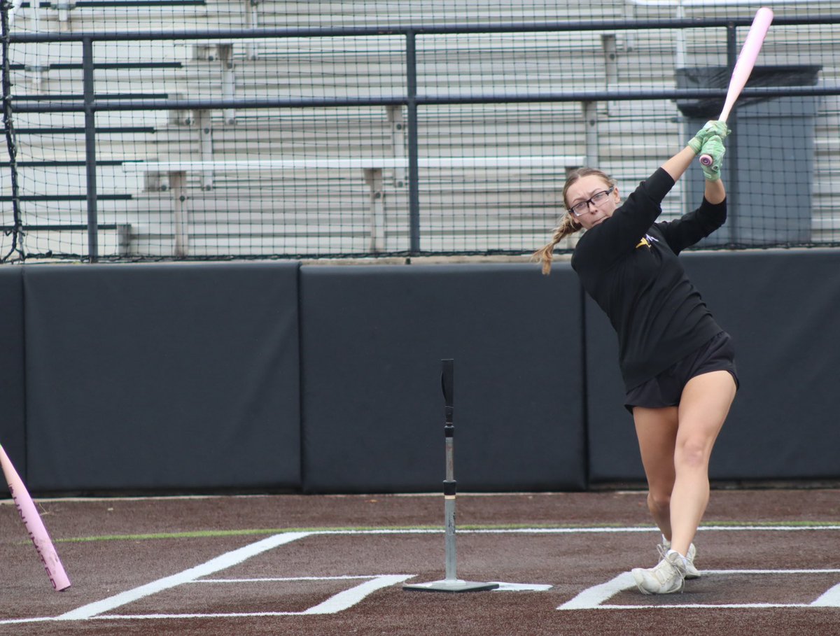 KMartin2027's tweet photo. Took advantage of the small break in the rain today! #nooffdays #d1mentality #westpointcommit #trusttheprocess @igjacksonjazz @WestPointWomen @AledoSoftball https://t.co/TRLswke0Jt