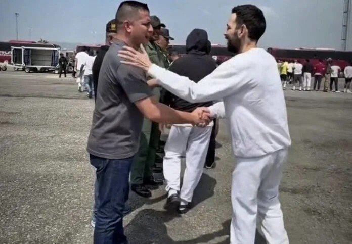 AssemblyMediaV's tweet photo. Carlos García, Venezuelan right-wing politician, was deported by ICE after 8 months in prison, arriving in Venezuela on Sept 30. García was Mérida's mayor from 2013 to 2017 and escaped Venezuelan justice in 2017 after aiding a violent coup attempt against the Maduro gov't.🧵 https://t.co/8dBwGTWCVl