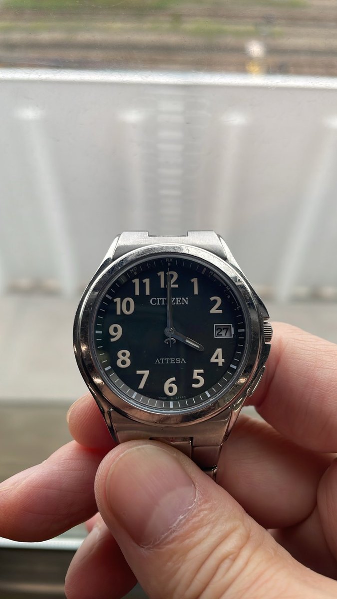 hondaisamu's tweet photo. パッと手にして持ってきた腕時計⌚︎、太陽光電池パワーが切れて、止まってました。
がんばれ #エコドライブ #ecodrive https://t.co/Q6kTVBnNjg
