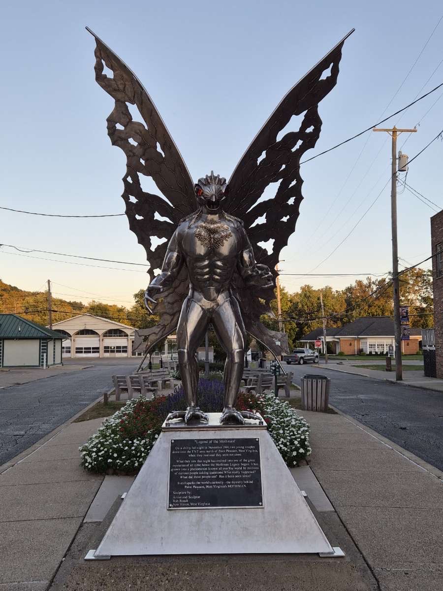 buzzlightdic's tweet photo. Mothman https://t.co/SSk766QACb