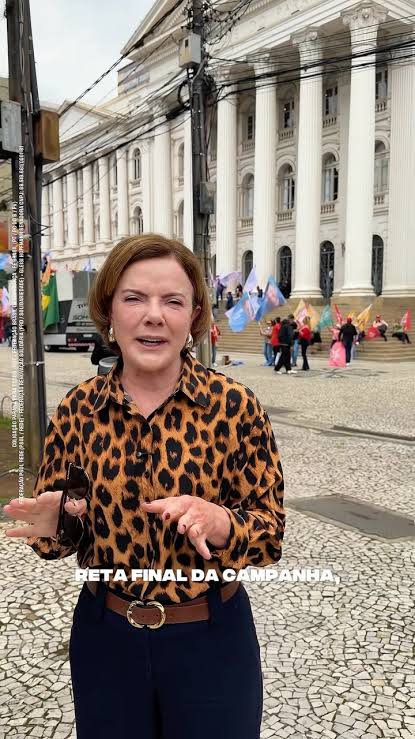 RonaldoMatiasP's tweet photo. Gleisi Hoffmann é Linda! E hoje, discursou de oncinha em Comício no Paraná. Ficou Maravilhosa! E agora vai ser Eleita Senadora da República! 

O NÚMERO DELA É 131...
. https://t.co/gpEIfmIuWM