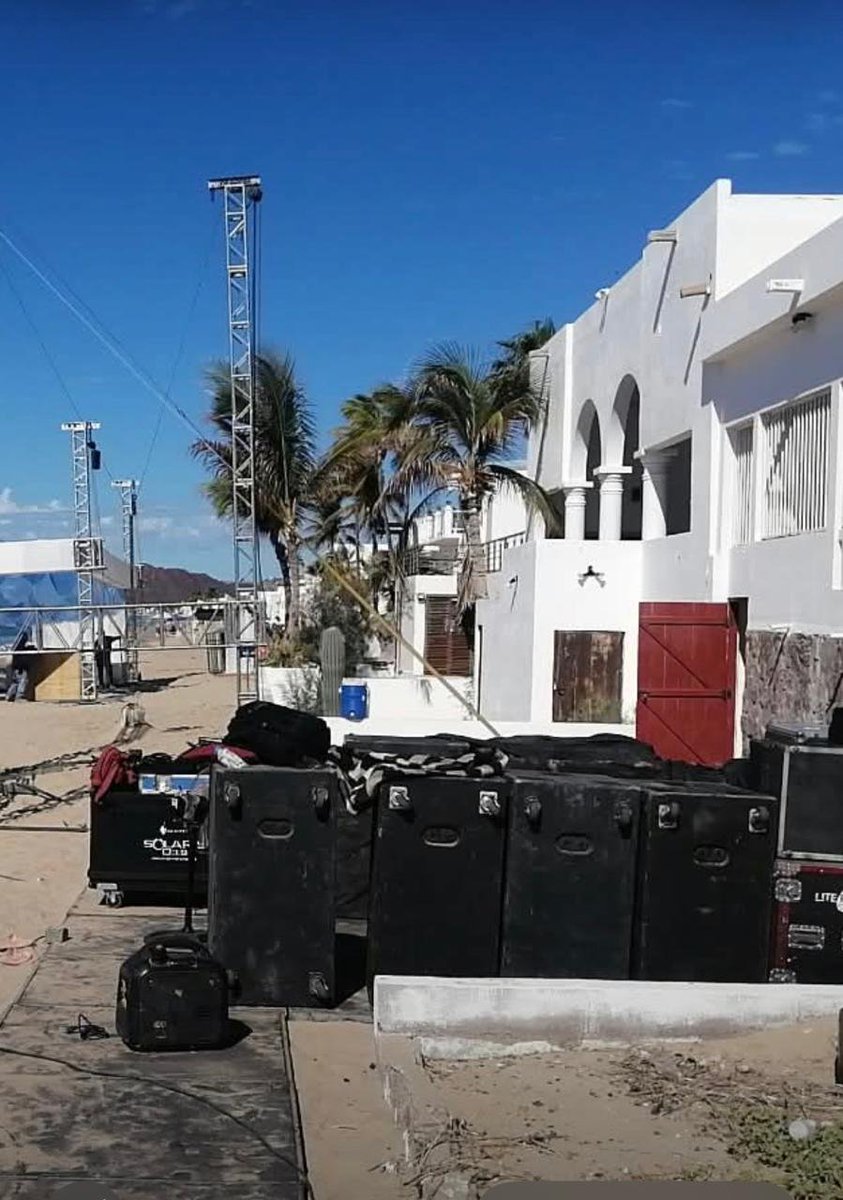 bujia_la's tweet photo. PERO QUE PASA EN KINO ?
Mi pregunta es la siguiente : se puede hacer esto ? Cerrar parte de la playa para festejar una XV o no se que ? Vaya vaya ...que pasa @kinolimpio , ya se vale eso? , cuál es la seguridad de los vecinos , y los transitan por la playa. Y el permiso hay  ? https://t.co/sUjYwaaghc
