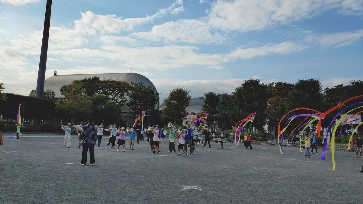 shonandolphins's tweet photo. 最近の練習風景です🍁

秋の空にリボンが舞い、金管の音が公園いっぱいに響きました🐬

関東大会に向けて、ショー「可愛いお化けちゃん」を一つずつ仕上げています。

見学、体験はいつでも歓迎です。

https://t.co/D0gJwUORkF

#湘南ドルフィンズ #マーチングバンド https://t.co/Uanco6f0m5
