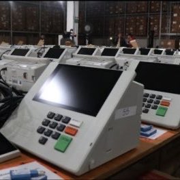 updatecharts's tweet photo. 🚨 AGORA: As urnas chegam aos colégios eleitorais, seguindo o protocolo e a operação especial do TSE, realizada ao longo de 30 anos, em um sistema seguro e referência mundial.

Serão mais de 500 MIL urnas utilizadas para atender mais de 158 MILHÕES de eleitores em todo o país. https://t.co/zHYeQrixLz