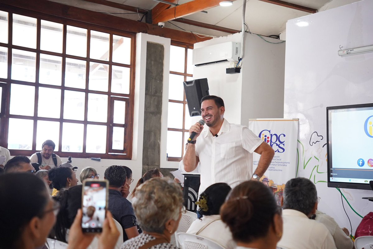 AndresFantoniB's tweet photo. Hoy estuve con las asambleas ciudadanas de Milagro, Samborondón, Naranjito y más cantones de #Guayas
Los escuché, entregamos certificados a quienes completaron su capacitación y recibí un reconocimiento que me llegó al corazón.💙 https://t.co/wkhjcK7WzC