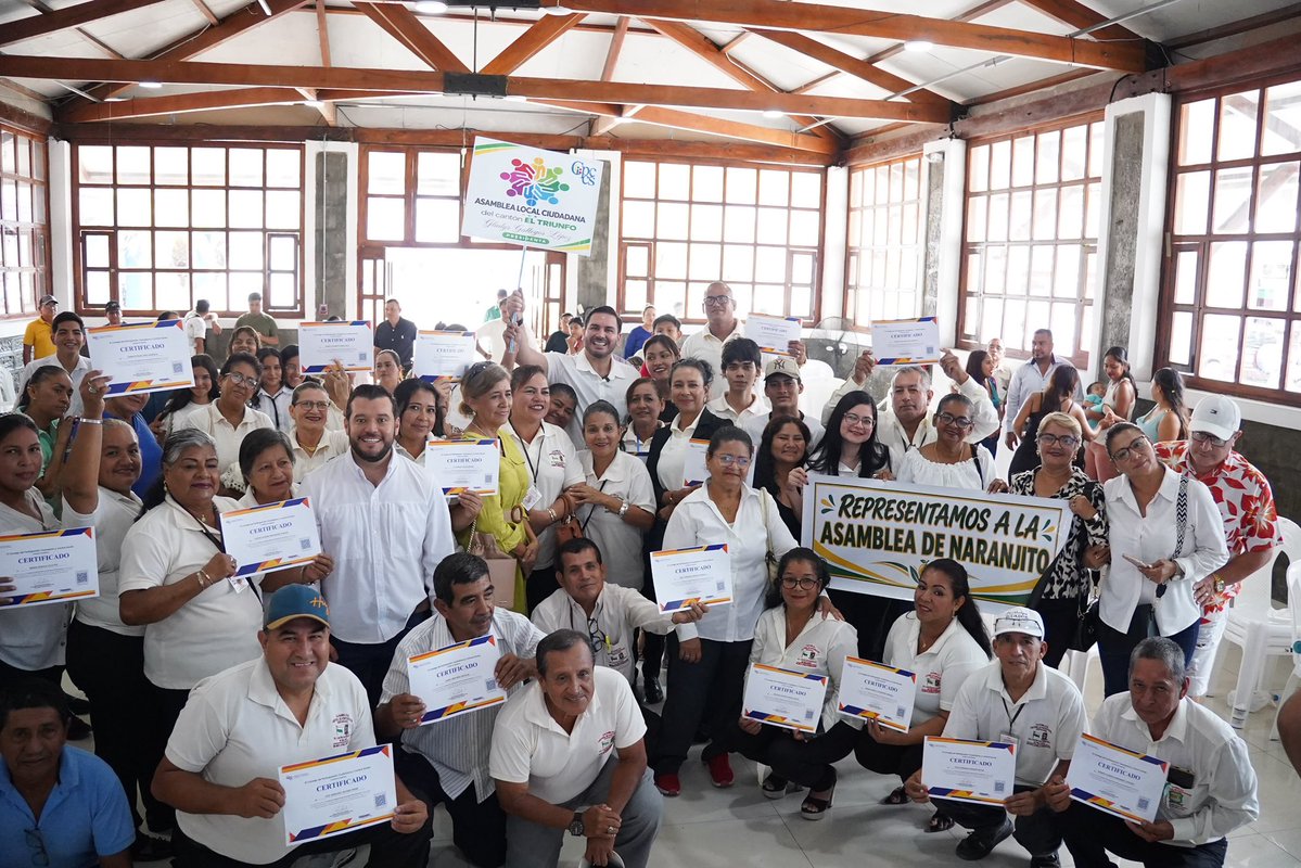 AndresFantoniB's tweet photo. Hoy estuve con las asambleas ciudadanas de Milagro, Samborondón, Naranjito y más cantones de #Guayas
Los escuché, entregamos certificados a quienes completaron su capacitación y recibí un reconocimiento que me llegó al corazón.💙 https://t.co/wkhjcK7WzC