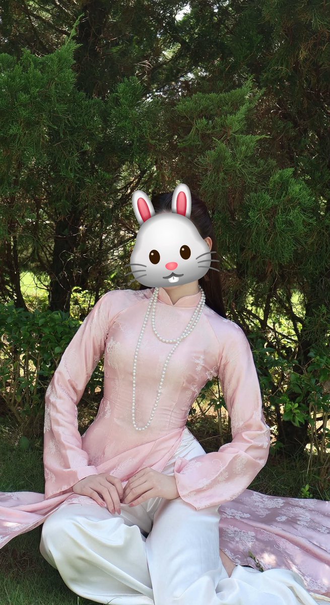 violet_bunny888's tweet photo. Đang ngồi ở gốc cây đợi , ai đến nắc nè https://t.co/zlvBpD0NuF