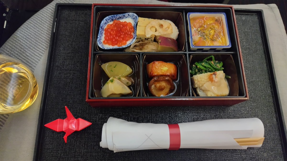 tantoiine's tweet photo. JALのロサンゼルス便ビジネスクラスの機内食、前菜。和食を選んでみました。体調を崩したくないのでノンアルコールスパークリングワイン🍷と共に。美味しくいただきました🎵 https://t.co/iBJvSvDagt