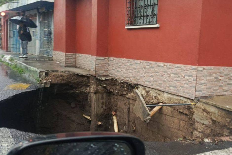VIDEO: Enorme agujero vuelve a causar alarma en Mixco
