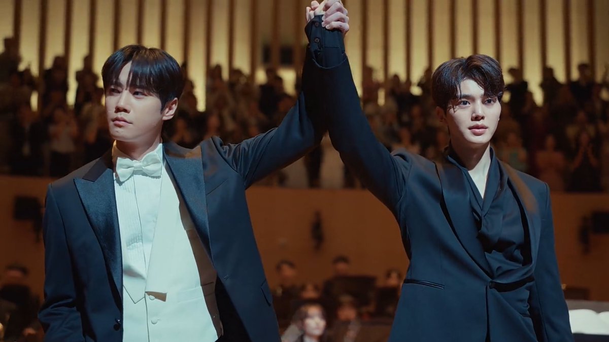 H7XVII99's tweet photo. What did Pyo even lose? Almost nothing. He took Jeongyu’s talent and learned from him how to play with emotion while Jeongyu lost his talent his hand and everything he loved. Pyo got everything and Jeongyu paid the full price... 

#FourHandsTwoSonatasEp11
#FourHandsTwoSonatas https://t.co/NaZt28rxRL