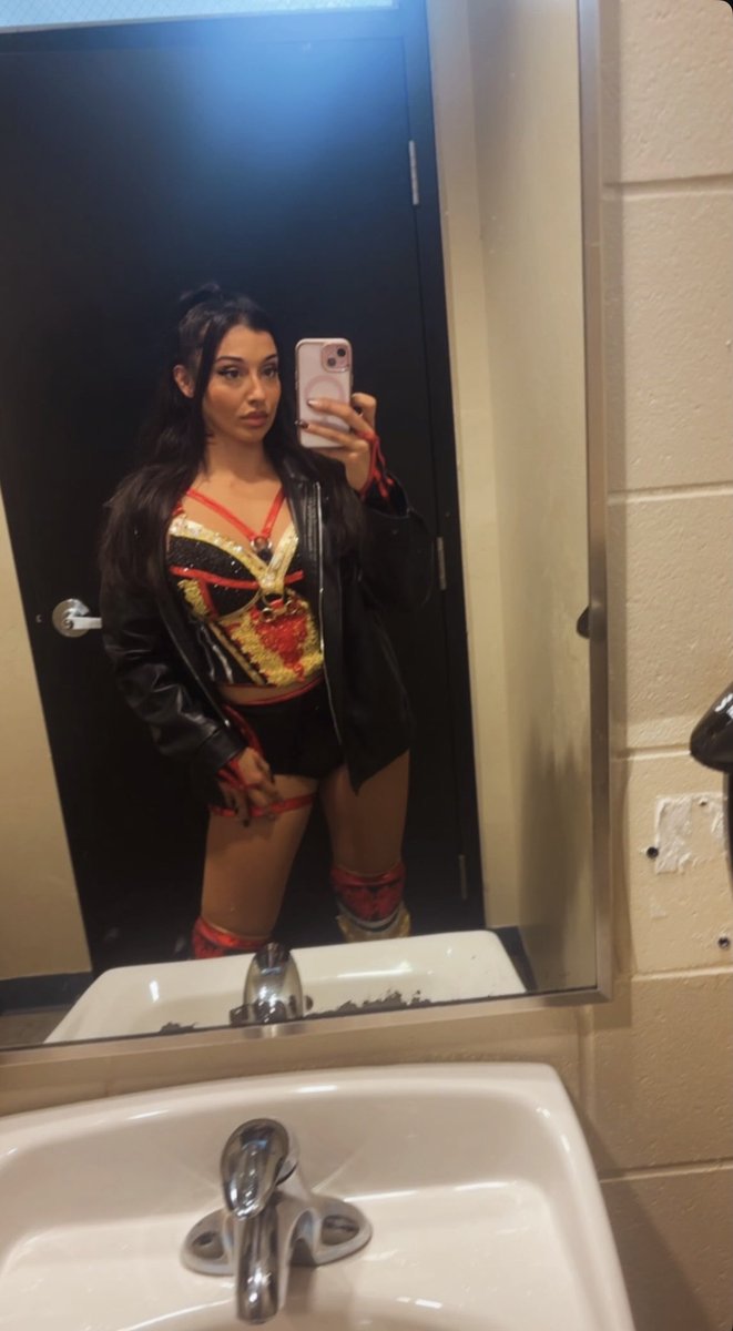 NoTiaraRequired's tweet photo. Pretty girls like me were not meant to be held captive in cities like Sebring. Send help immediately. https://t.co/5qooXjswLU