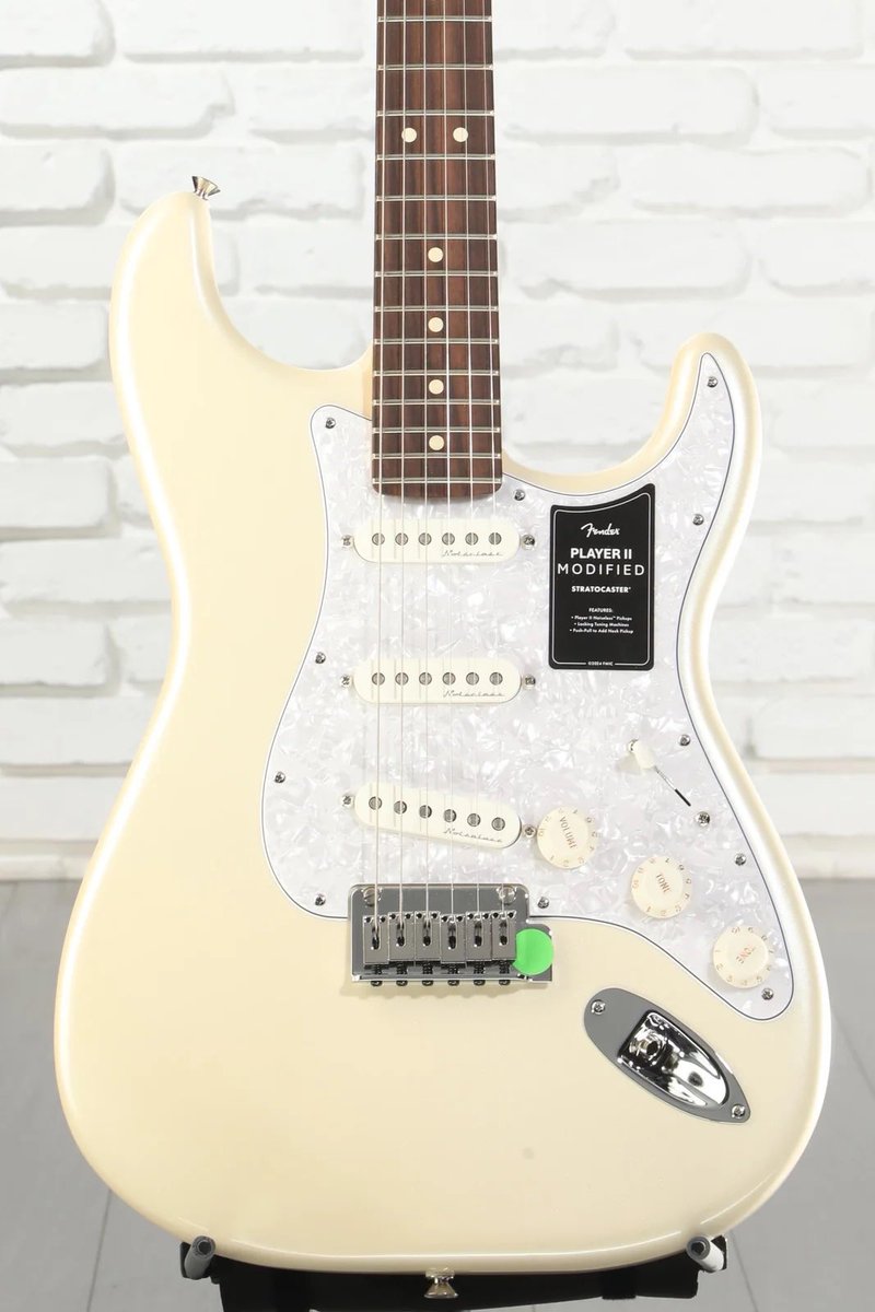 loousdeline's tweet photo. Keonho got a Fender Player II Modified Electric Guitar - Olympic Pearl with Rosewood Fingerboard omg !! 

also fike was partnered with fender player series, so i wonder did they exchange the gifts so fike gave keonho this guitar 👀 https://t.co/jBCZDU8k3v
