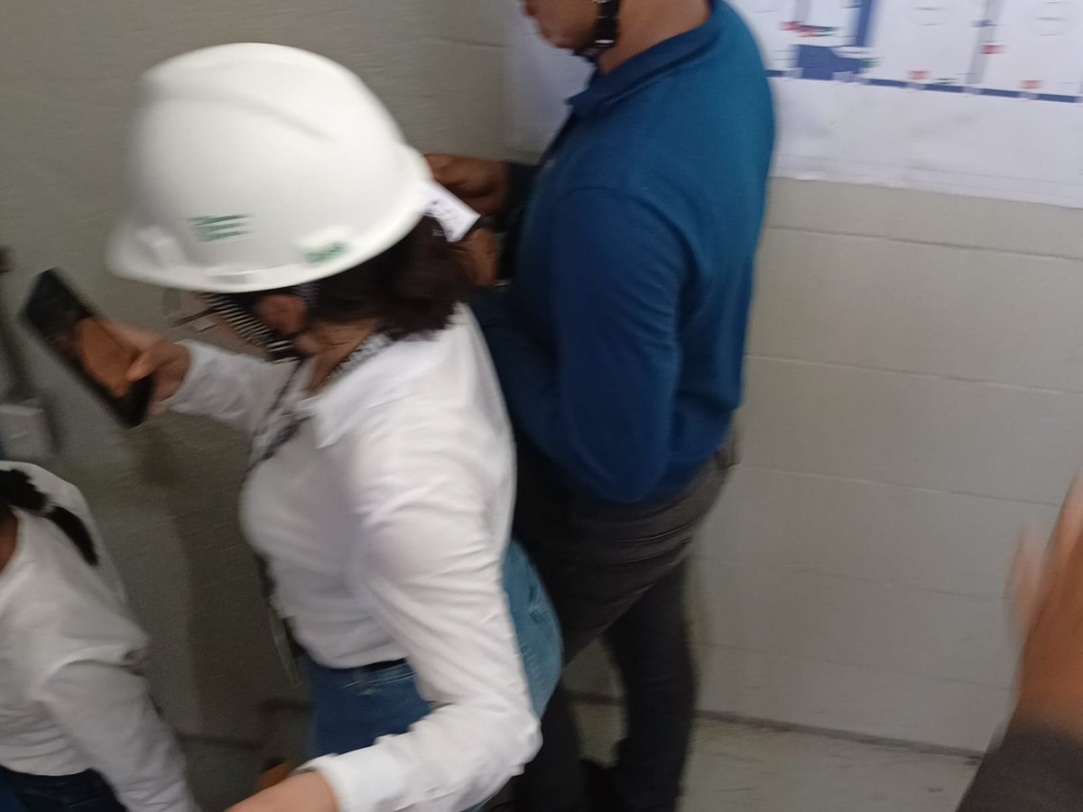 acayucansuit's tweet photo. Miren como se mueve ese culo, no se les antoja? https://t.co/wGxha2eq0M