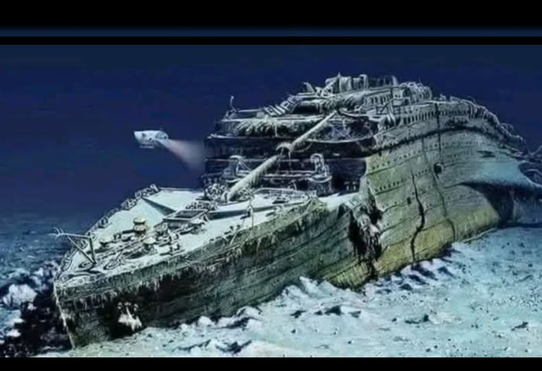 KateriSeraphina's tweet photo. Lorsque le Titanic sombra dans les profondeurs glacées de l'Atlantique, il emporta avec lui le millionnaire John Jacob Astor IV. Sa fortune aurait pu financer la construction de trente paquebots semblables. Pourtant, face à la mort imminente, il ne s'accrocha ni à sa richesse ni à ses privilèges. Au contraire, il fit le choix du courage et de l'humanité, cédant sa place dans un canot de sauvetage pour sauver deux enfants terrifiés.
À bord du même navire, Isidor Straus, cofondateur des célèbres magasins Macy’s, refusa lui aussi de se mettre à l’abri. "Je n'embarquerai pas tant qu'il restera d'autres passagers à secourir", déclara-t-il avec une dignité inébranlable. À ses côtés, son épouse, Ida Straus, renonça à son tour à une chance de survie. Plutôt que de fuir seule, elle offrit son siège à sa domestique, Eliene Bird, et choisit de rester auprès de son mari jusqu'à la fin.
Ces hommes et ces femmes, que la fortune avait comblés, ont préféré sacrifier leur richesse et leur vie plutôt que d’abandonner leurs principes. Dans ces ultimes instants, ils n’ont pas mesuré leur valeur à l’aune de leur or, mais à celle de leur humanité. Leur choix, empreint d’une noblesse rare, éclaire ce que l’humanité a de plus grand : l'honneur, l'amour et la dignité face à l'inéluctable.
Par Le monde littéraire
