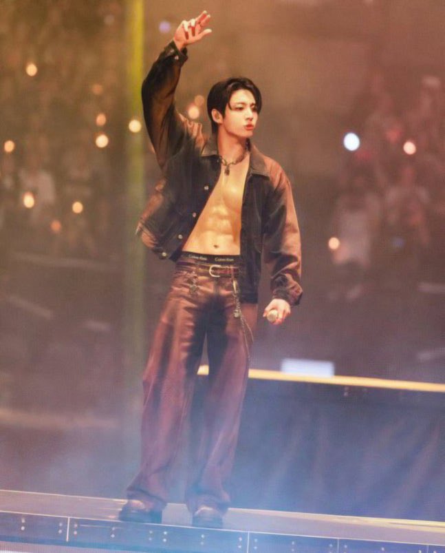 Tiger_Lily_0901's tweet photo. 『OUR GOLDEN SUPERSTAR』✨
💜BTSのジョングク🐰ファンが超大型南米ツアーをサポート 📣✨
ᡣ(＞⩊＜)📣⭐️

記事に♥️☝🏻🙏🏻

WE LOVE YOU JUNGKOOK🐰💜
#JUNGKOOK #정국 #ジョングク 

(출처 : 네이버 연예) https://t.co/KS9PlqJrbh https://t.co/ms3AnufMCf