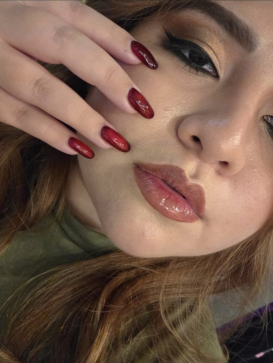 mikaa_smr's tweet photo. 🖤✨ CUARTO LOOK: SUTIL, ELEGANTE… PERO CON ESE TOQUE DARK. ✨🖤

Este maquillaje se siente completamente diferente: tonos cálidos, mirada intensa y unos labios que simplemente… uff. 🤎👀

Otro look de mis sesiones con MAC, realizado por su maquilladora. 💄✨

¿Cuál les está gustando más hasta ahora? 👀👇

🔥 Streams en Twitch
🟣 https://t.co/ZN6zJuzjbo⁠

🔗 Todas mis redes:
https://t.co/eRgr72rbSF⁠

#MikaASMR #MACMakeup #MakeupLook #DarkMakeup #GothMakeup