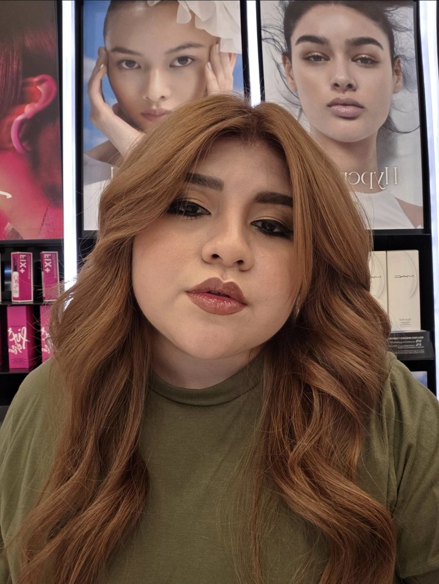 mikaa_smr's tweet photo. 🖤✨ CUARTO LOOK: SUTIL, ELEGANTE… PERO CON ESE TOQUE DARK. ✨🖤

Este maquillaje se siente completamente diferente: tonos cálidos, mirada intensa y unos labios que simplemente… uff. 🤎👀

Otro look de mis sesiones con MAC, realizado por su maquilladora. 💄✨

¿Cuál les está gustando más hasta ahora? 👀👇

🔥 Streams en Twitch
🟣 https://t.co/ZN6zJuzjbo⁠

🔗 Todas mis redes:
https://t.co/eRgr72rbSF⁠

#MikaASMR #MACMakeup #MakeupLook #DarkMakeup #GothMakeup