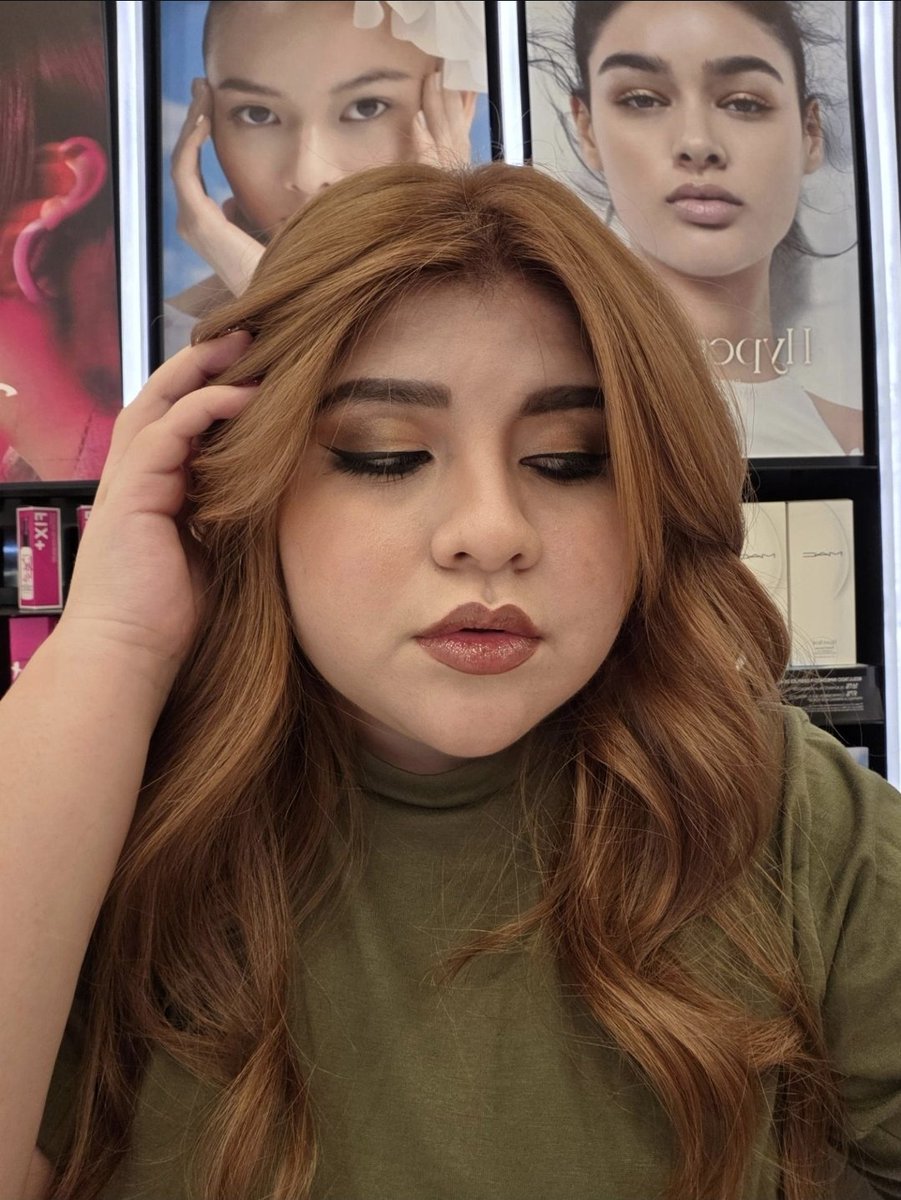 mikaa_smr's tweet photo. 🖤✨ CUARTO LOOK: SUTIL, ELEGANTE… PERO CON ESE TOQUE DARK. ✨🖤

Este maquillaje se siente completamente diferente: tonos cálidos, mirada intensa y unos labios que simplemente… uff. 🤎👀

Otro look de mis sesiones con MAC, realizado por su maquilladora. 💄✨

¿Cuál les está gustando más hasta ahora? 👀👇

🔥 Streams en Twitch
🟣 https://t.co/ZN6zJuzjbo⁠

🔗 Todas mis redes:
https://t.co/eRgr72rbSF⁠

#MikaASMR #MACMakeup #MakeupLook #DarkMakeup #GothMakeup