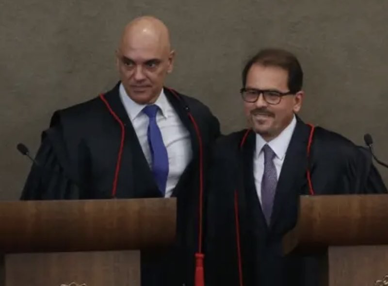 ludmilagrilo11's tweet photo. O ministro do TSE Floriano de Azevedo Marques, aliado de Alexandre de Moraes, dando uma de joão sem braço, finge anular os votos de Deltan Dallagnol, sabendo muito bem que esta sua decisão ainda terá que ser validada pelo Plenário do TSE. Se o tribunal formar maioria pela regularidade da candidatura, os votos para Deltan serão validados, normalmente.

Floriano sabe disso, e também sabe que uma decisão dessas, na véspera da eleição, tem o poder de interferir no ânimo do eleitor, para que não vote em Deltan e escolha outro. Foi o jeitinho que ele encontrou de colocar o dedinho na balança em favor de Gleisi e contra o impeachment do amigo.