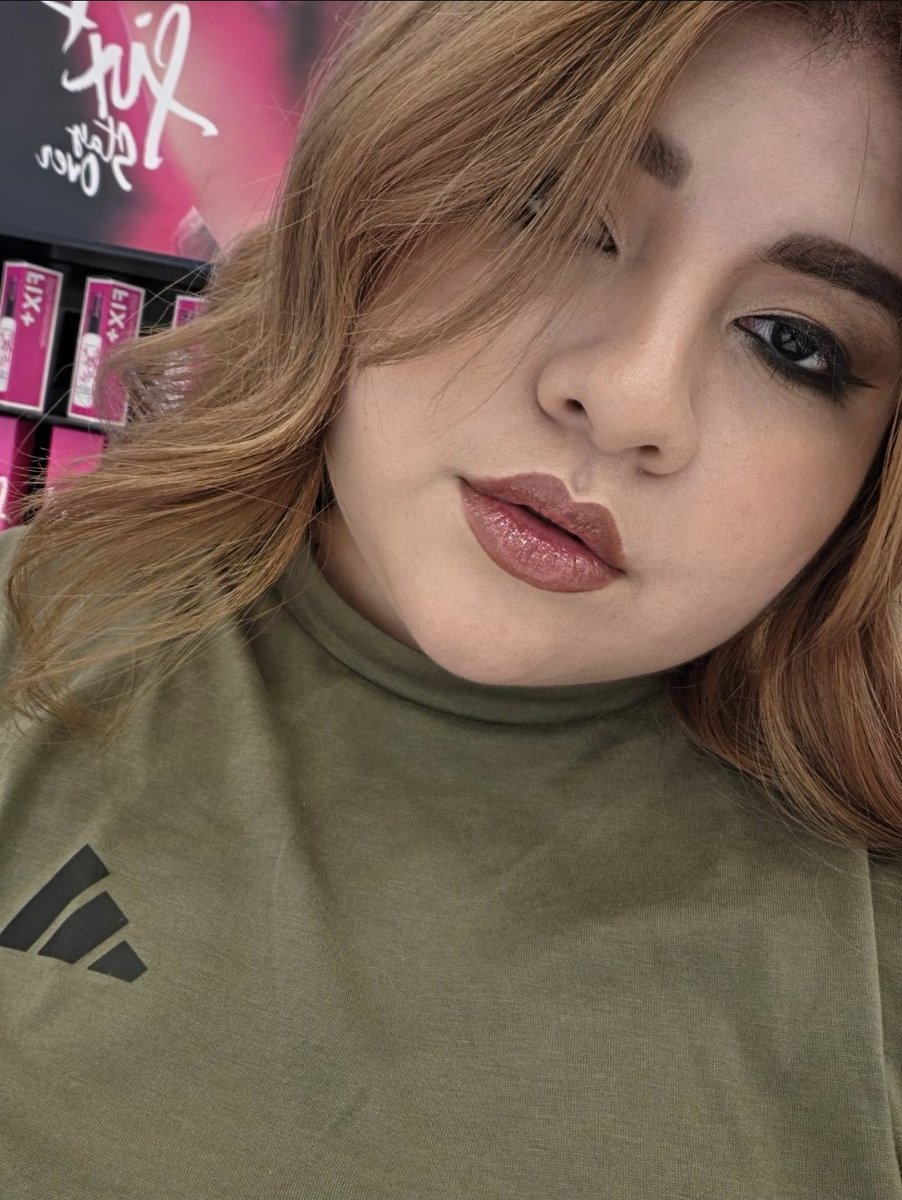 mikaa_smr's tweet photo. 🖤✨ CUARTO LOOK: SUTIL, ELEGANTE… PERO CON ESE TOQUE DARK. ✨🖤

Este maquillaje se siente completamente diferente: tonos cálidos, mirada intensa y unos labios que simplemente… uff. 🤎👀

Otro look de mis sesiones con MAC, realizado por su maquilladora. 💄✨

¿Cuál les está gustando más hasta ahora? 👀👇

🔥 Streams en Twitch
🟣 https://t.co/ZN6zJuzjbo⁠

🔗 Todas mis redes:
https://t.co/eRgr72rbSF⁠

#MikaASMR #MACMakeup #MakeupLook #DarkMakeup #GothMakeup