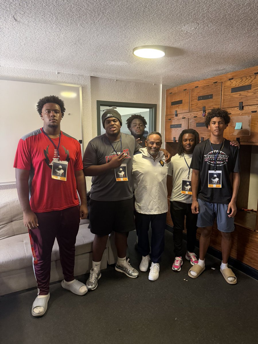 GSabillion's tweet photo. @WarnerUFootball 
@WarnerU @undartedgrizz @JaydenHicks2007 @jaidynr0 @5startSweet @SonayiLewis @AP_LAlbritton @AvonParkFootball 
These men are class acts and definitely Studs 💯🔨🔨🔨🔨🔨 https://t.co/mx2mypJ6yD