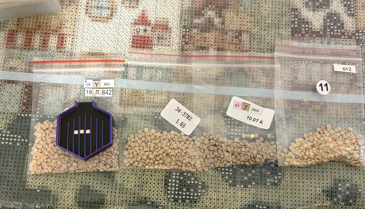 sotasakura9's tweet photo. 2/5くらいの時点でビーズ不足状態に。今まで終盤でなった事はあるけど中盤ではなかった。少し足せば大丈夫かなって手持ちの同じビーズでカバー。
半分以上進めてもどんどん減るビーズ。
無理そうなので、取り寄せ調べたら先週で対応してくれる半年の期限切れ…🫠
さっさと問い合わせしたら良かった🥲 https://t.co/ol17pify2c