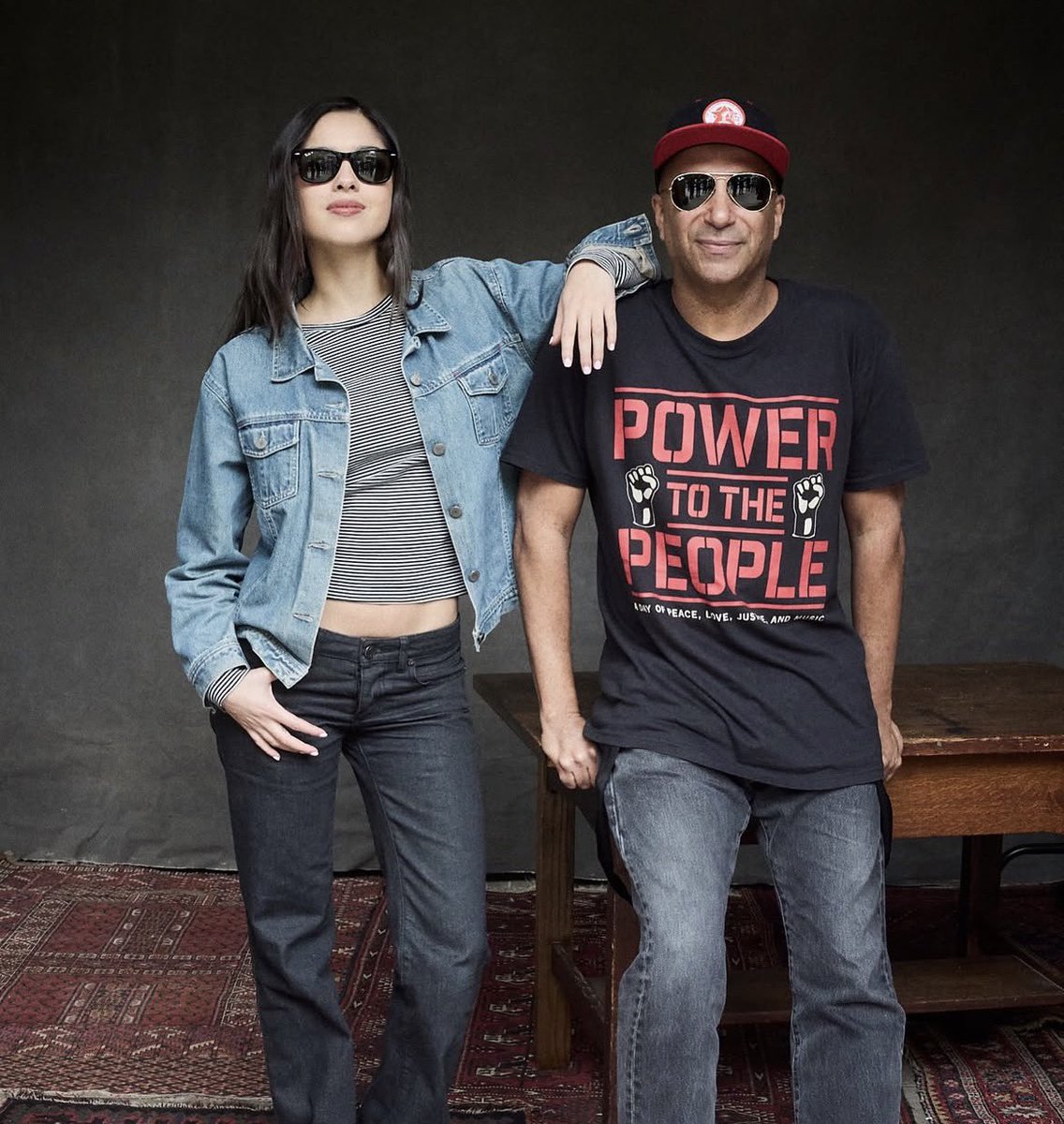 updateoliviabr's tweet photo. Olivia Rodrigo aparece em nova foto ao lado de Tom Morello, guitarrista conhecido por seu trabalho nas bandas Rage Against the Machine e Audioslave.

O registro foi publicado pelo perfil do Power to the People, festival de música e ativismo idealizado e organizado por Morello, que reúne nomes históricos do rock e de diferentes vertentes da música.