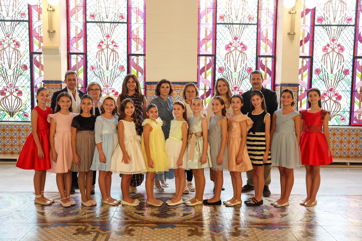 JCF_Valencia's tweet photo. ✨Continuen les proves per a les candidates a Fallera Major Infantil de València 2027.

👑 Les 13 xiquetes han acudit al Palau de l'Exposició al costat dels membres del jurat per a realitzar una nova jornada de convivència en la recta final d’este camí que ens donarà a conéixer a la maxima representant de tots els fallerets i falleretes de València.

📸 @Fotofilmax