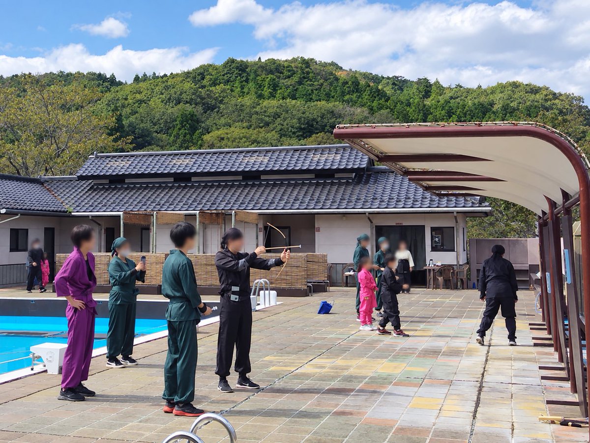 ninja_ibaraki's tweet photo. 10月3日（土）、秋晴れの中「常陸国忍者学校」が開校しました！🥷
初日からご家族や大人のグループにお越しいただき、忍者装束で里山謎解きや忍者修行に挑戦。皆さん大盛り上がりでした！

茨城県北を旅の目的地に。忍者体験とあわせて、自然・温泉・グルメもぜひお楽しみください！

#常陸国忍者学校 https://t.co/Ejwy1XjVTE