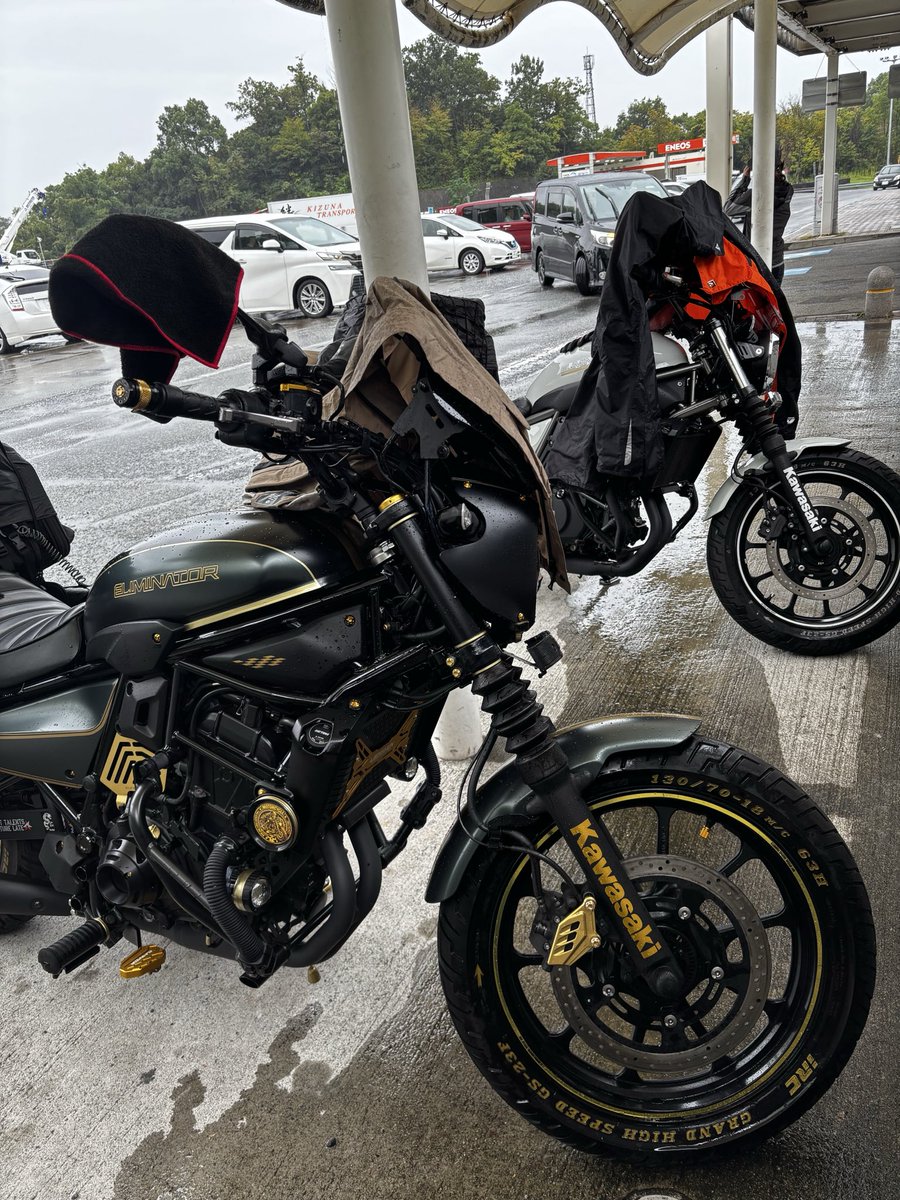 komarusenpai's tweet photo. ガッツリ雨に降られ、明石SAで雨宿り中。
あと残り約400km https://t.co/aPCT38vv0f